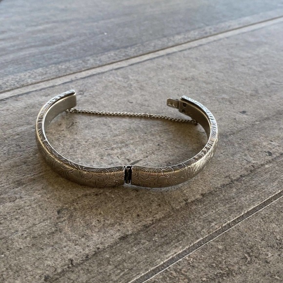 A beautiful vintage cuff bracelet with floral design features safety chain - Picture 3 of 12